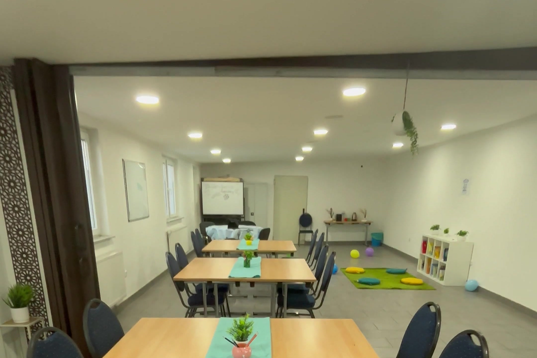 Kurs- und Hausaufgabenbereich der Lernovus Akademie in Hanau mit Gruppentischen und Spielecke