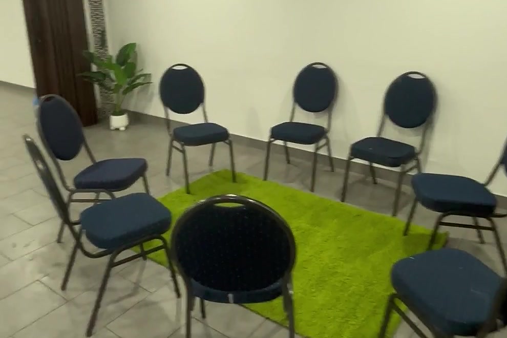 Kreativbereich mit Stuhlkreis und grünem Teppich für Kurse und Gruppenarbeit in der Lernovus Akademie Hanau
